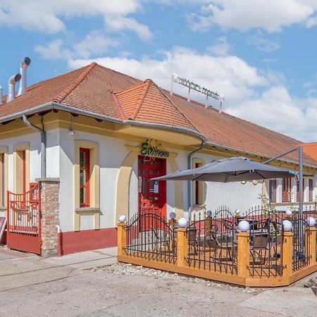 100 Eves Fogado Bed and Breakfast Szatymaz Εξωτερικό φωτογραφία