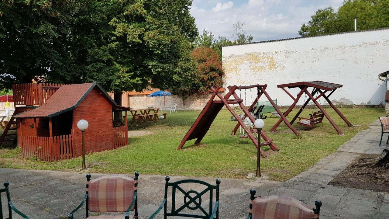 100 Eves Fogado Bed and Breakfast Szatymaz Εξωτερικό φωτογραφία